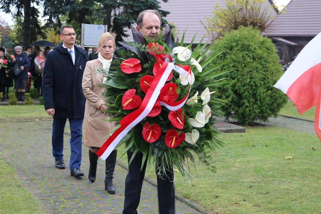 Uroczysty Apel Poległych z udziałem delegacji oraz złożenie kwiatów pod Pomnikiem Zwycięstwa